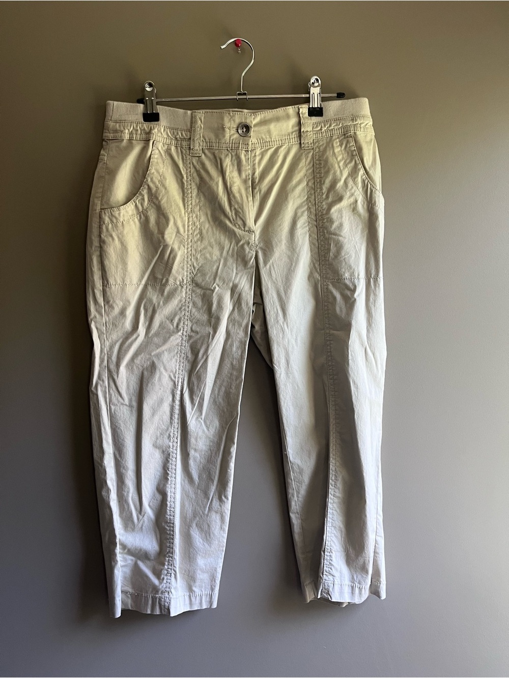 Women's Lightweight Capris in Light Beige Chico’s ultimate fit pants XS